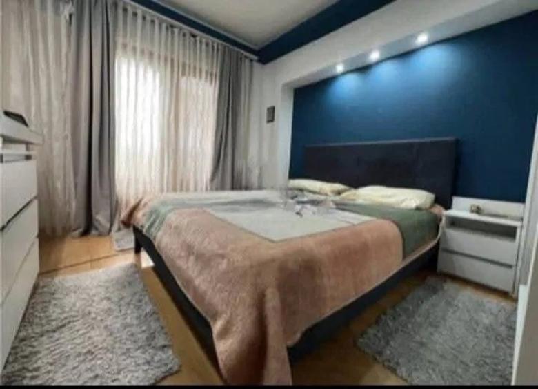 Apartament cu 3 camere, decomandat, etaj 3/7, zona Cug - 1