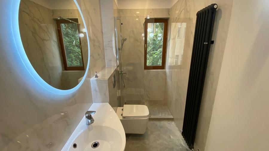 Casă individuală cu 10 camere cu Canalizare în Cotroceni