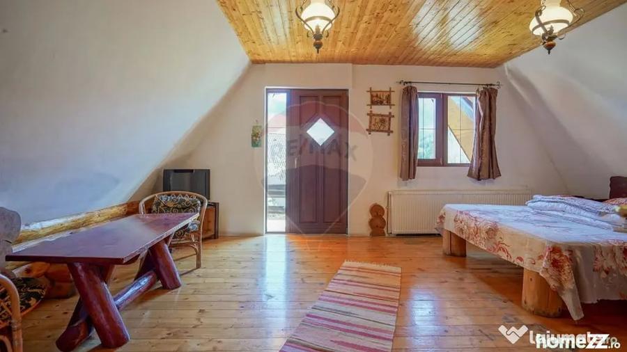 Casă cu 8 camere cu Teren 1000 Mp în Timișu de Jos