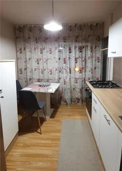 Apartament cu 2 camere semidecomandat, mobilat în Bucovina