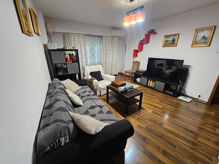 Apartament cu 3 camere semidecomandat în Drumul Sării
