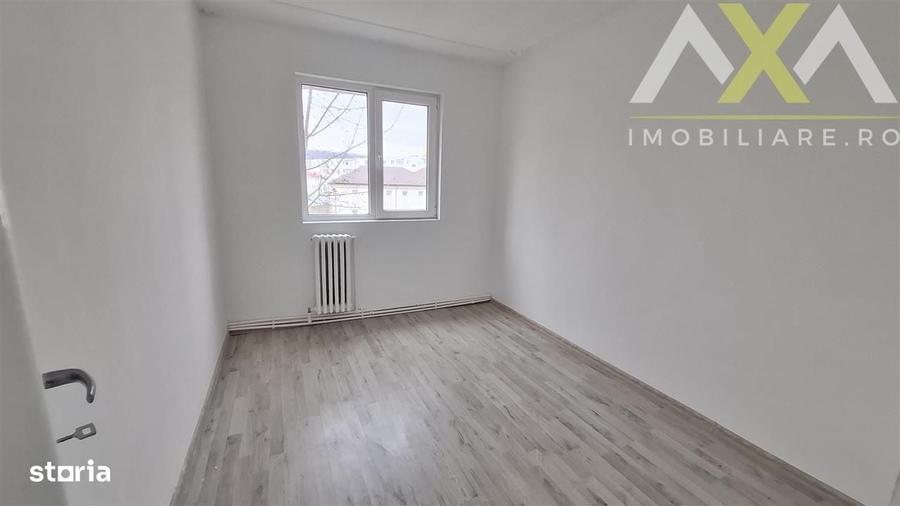 Apartament cu 3 camere semidecomandat în Alexandru cel Bun