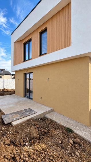 Casă cu 4 camere cu Teren 200 Mp în Exterior Est