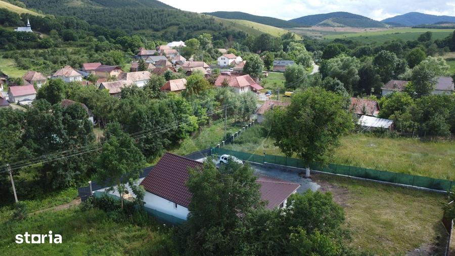 Casă cu 6 camere cu Teren 2800 Mp în Livada