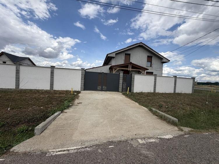 Casă cu 4 camere în Frumușeni