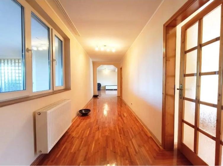 Casă cu 5 camere în Central
