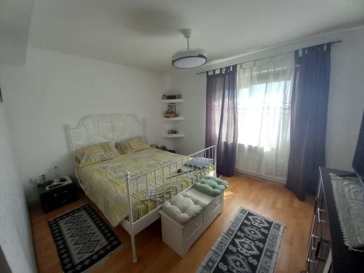 Apartament cu 3 camere semidecomandat, mobilat în Sud
