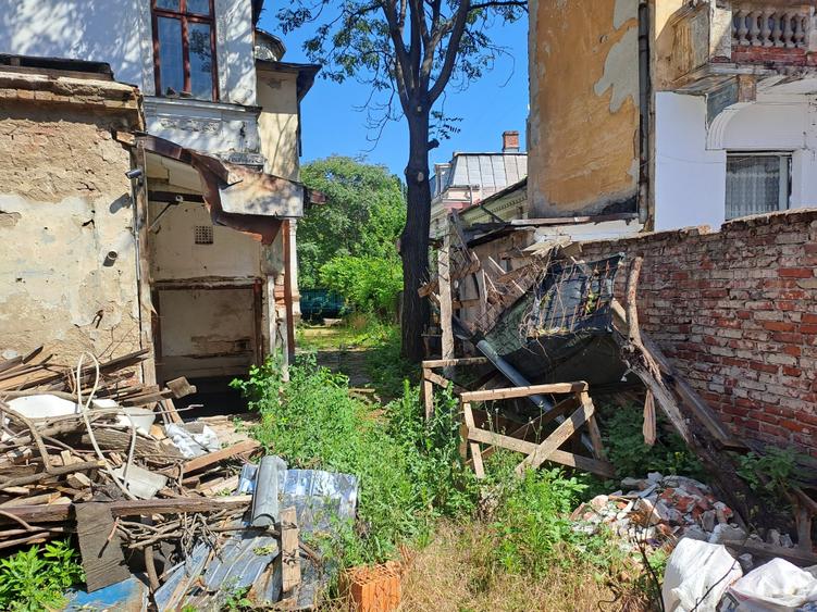 Unirii-Cartierul Evreiesc, singur curte, dubla deschidere, libera - 24