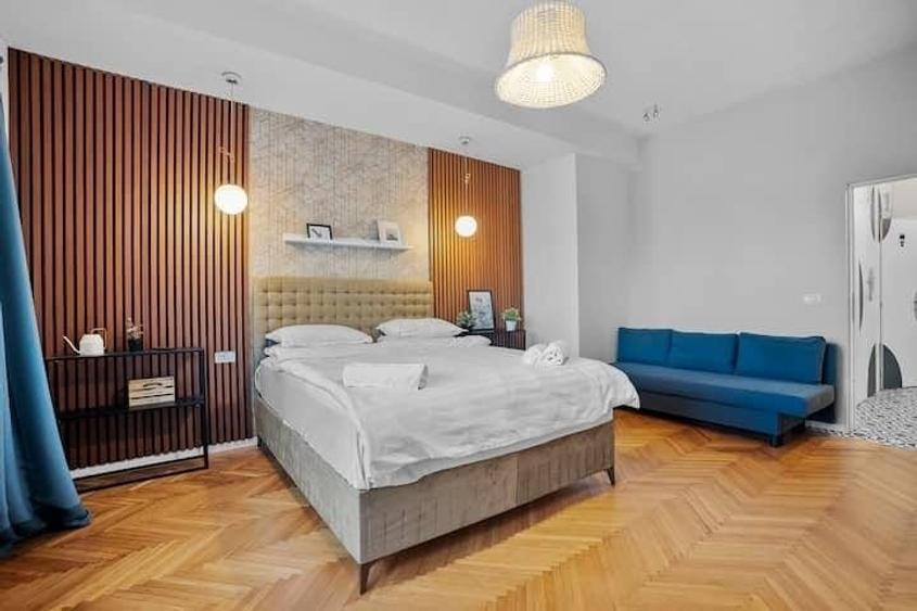 Apartament cu 6 camere decomandat, mobilat în Magheru