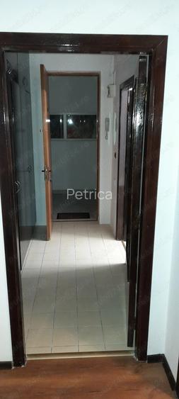 Inchiriez garsoniera la 500m de metrou