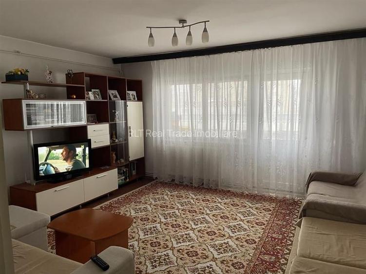 Apartament cu 3 camere decomandat, mobilat în Astra