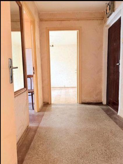 Apartament cu 3 camere semidecomandat în Podu Roș
