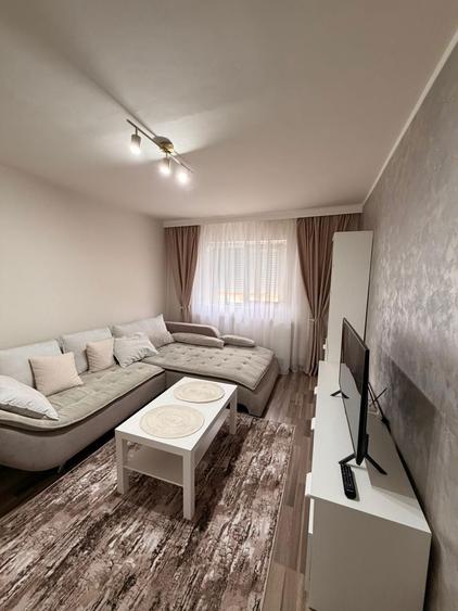 Inchiriez apartament 3 camere Micro 4 - 8