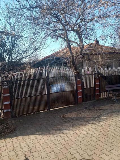 Vand, schimb casa la curte - 1