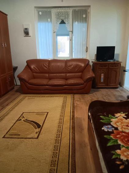 Inchiriez apartament 2 camere zona Sinaia - 1