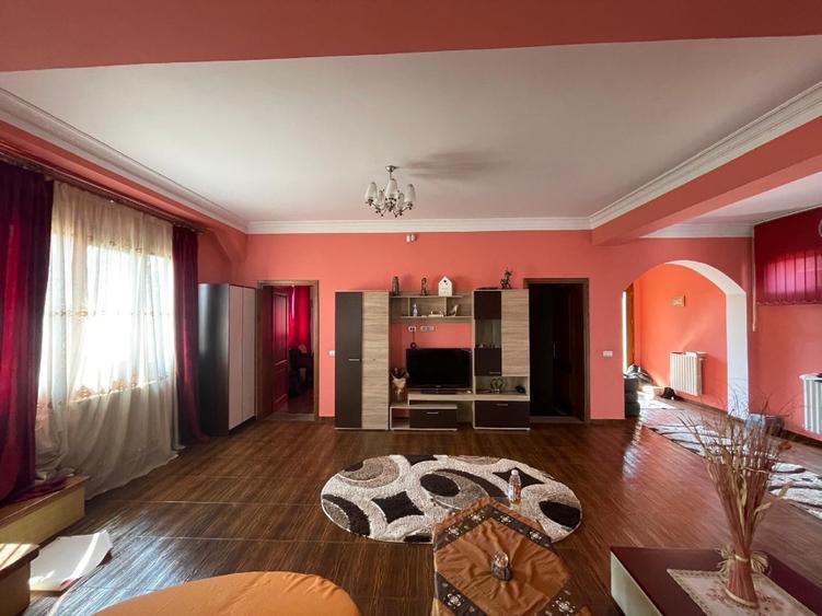 Casă de vânzare cu etaj  - 11