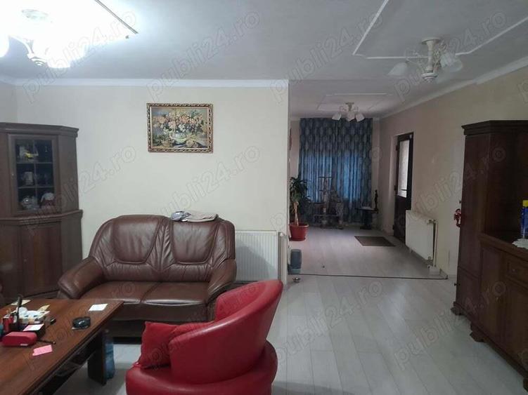 O resedinta spatioasa cu 2375mp de teren si hala de productie in suprafata de 800mp - 2