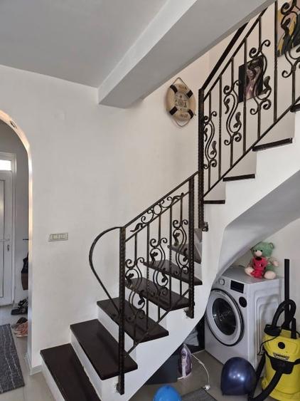 Vilă 4 camere de vânzare in orasul Techirghiol. Casa este compusă din P+1 . La p - 14