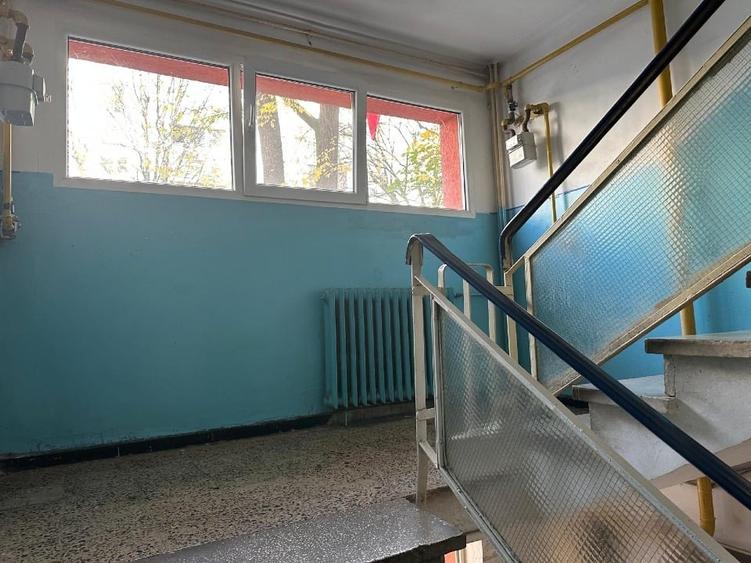 De vanzare Apartament cu 4 camere, decomandat. - 2