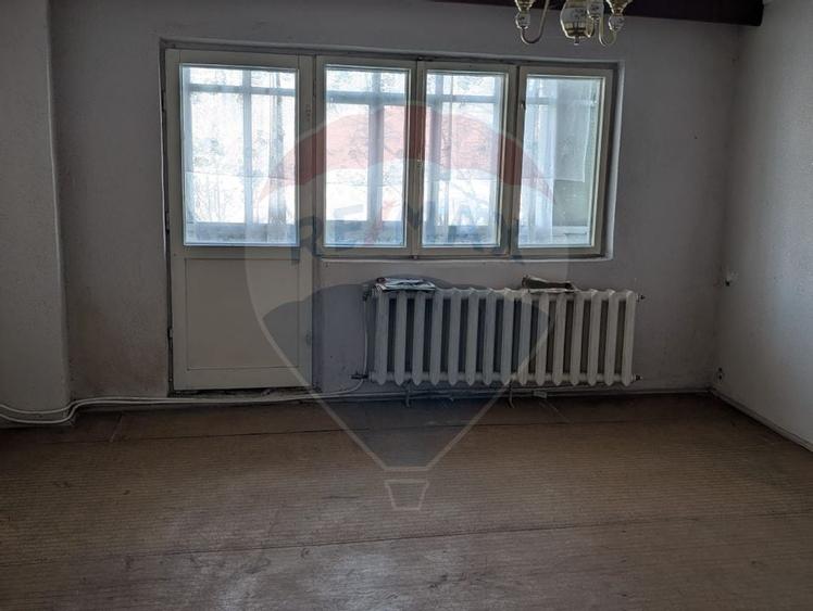 Apartament cu 3 camere de vânzare în zona Periferie - 2