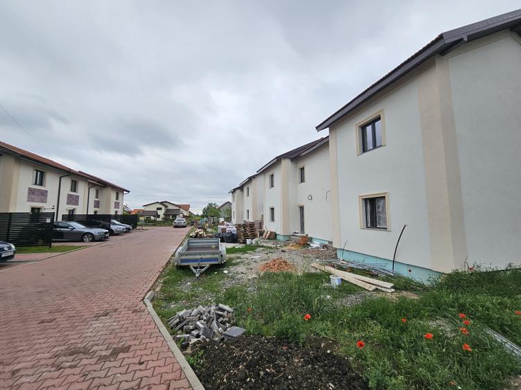 Duplex cu 3 camere cu Canalizare în Giarmata