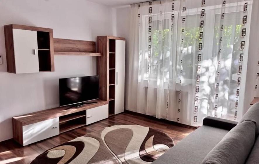 Apartament cu 3 camere semidecomandat în Careiului