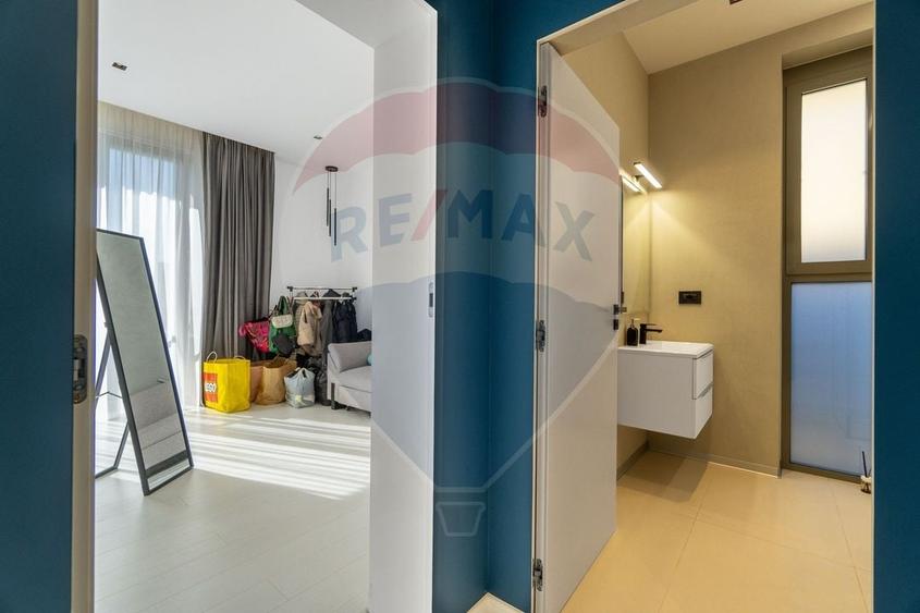 Casă cu 9 camere cu Teren 500 Mp în Stupini