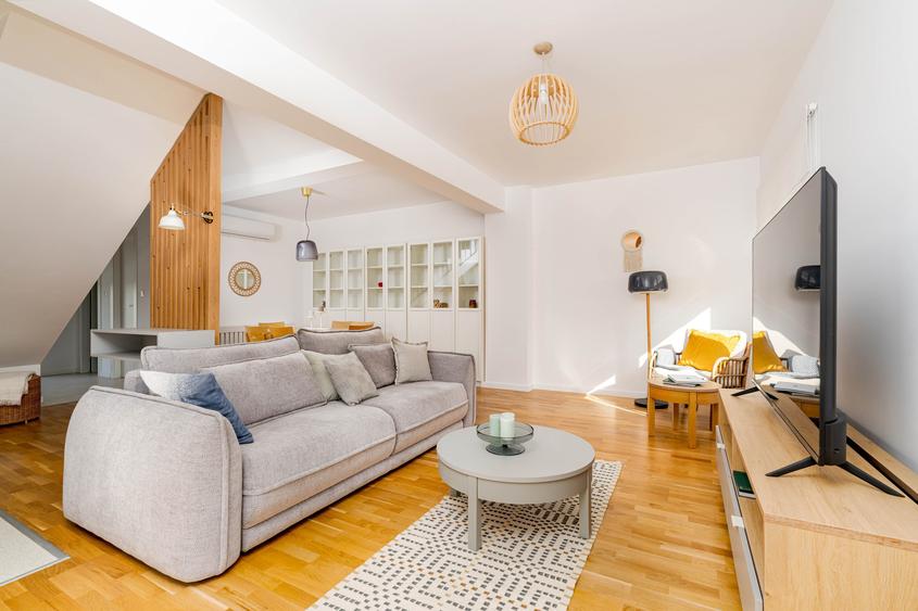 Duplex cu 4 camere cu Piscina în Poșta