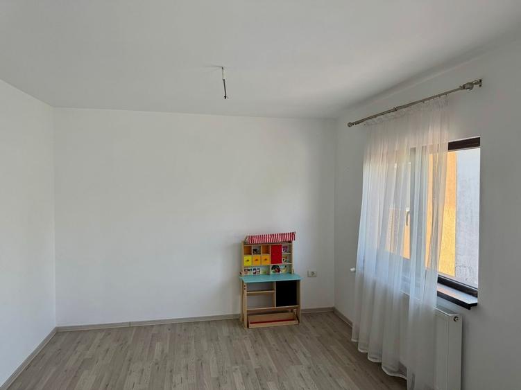 Casă cu 3 camere cu Canalizare în Tunari