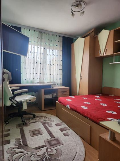 Apartament cu 4 camere semidecomandat în Aluniș