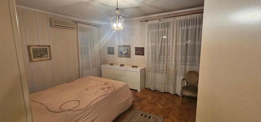 Casă individuală cu 7 camere cu Canalizare în Balotești