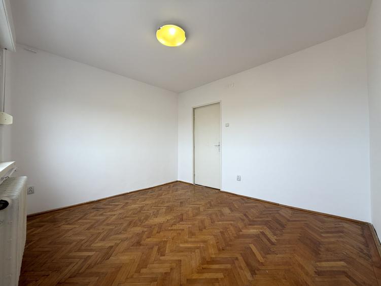 Apartament cu 3 camere semidecomandat în Punctele Cardinale