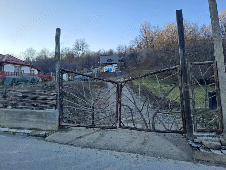 Casă cu 6 camere cu Teren 2377 Mp în Ghioșești