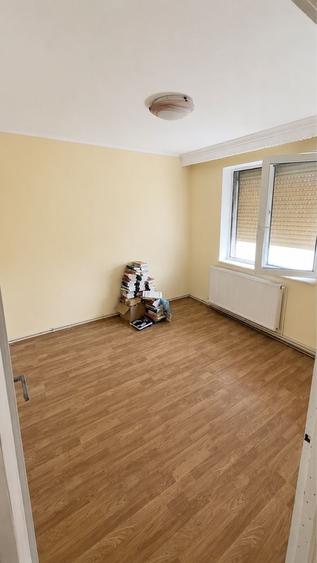 Apartament cu 3 camere decomandat în Exterior Vest
