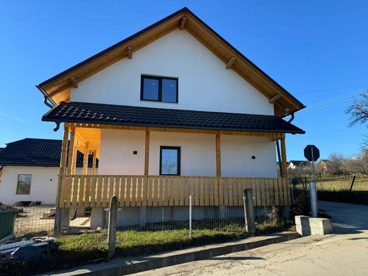 Casa de  vis la tara - vedere panoramica - living 60 mp - in inima  Cacicai - 2