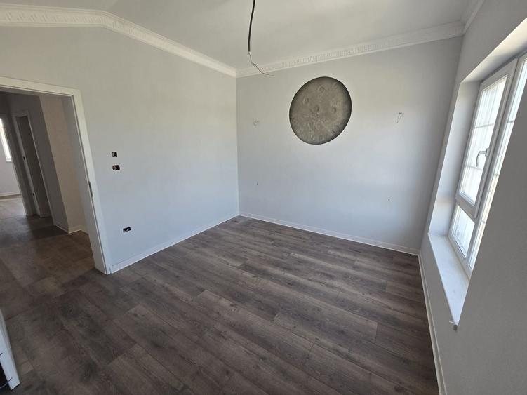 Duplex despartit prin camera tehnica - 4 camere Toate Utilitatile - 6