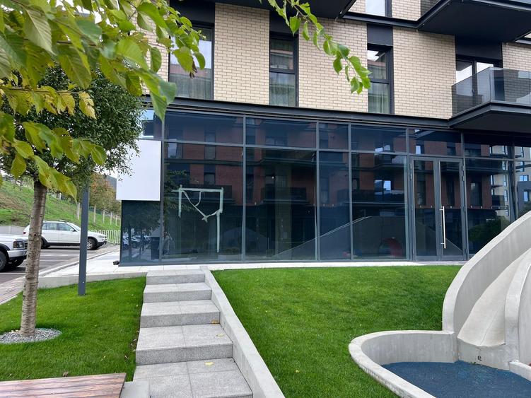 OPORTUNITATE DE INVESTIȚIE: Spațiu comercial 130 mp - mall, vitrină mare sticlă - 10