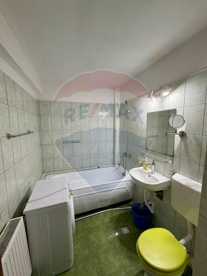 Apartament cu 3 camere de vânzare în zona Craiovita Noua - 9