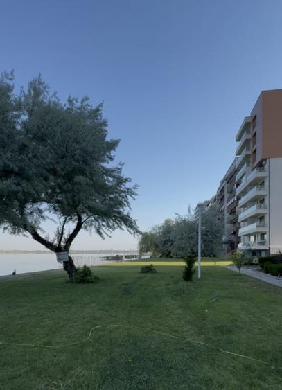 Un apartament ca o casa, cu peluza si ponton pe lac - 22