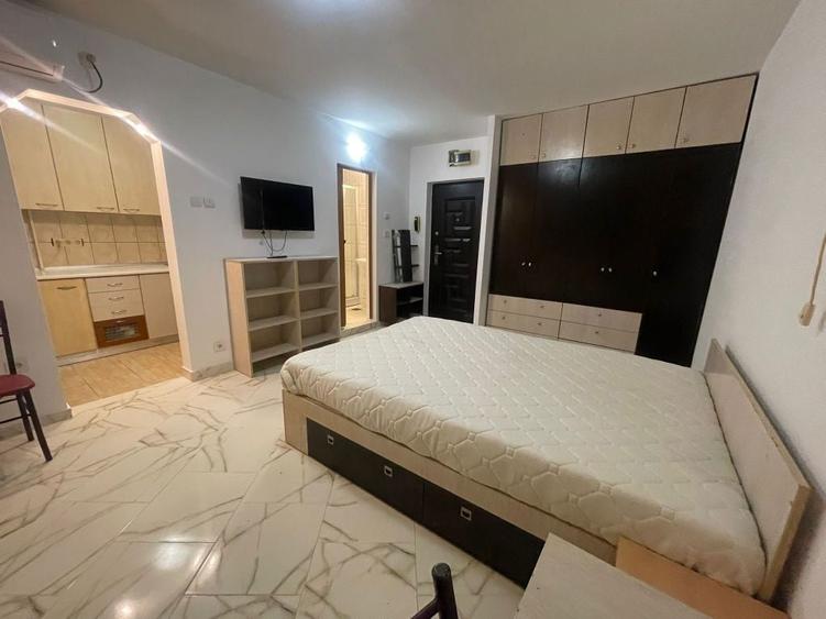 Proprietar inchiriez garsoniera sector 2 , chiar langa Mega Mall - 1