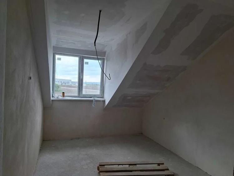Apartament cu 4 camere decomandat în Turnișor