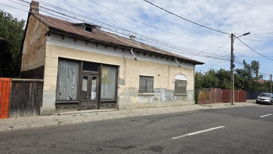 Casă individuală cu 4 camere cu Canalizare în Vest