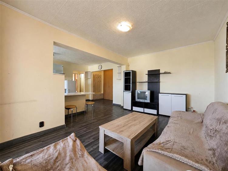 Apartament cu 3 camere decomandat în Nufărul