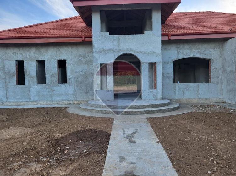 Casă individuală cu 5 camere cu Teren 2781 Mp în Periș