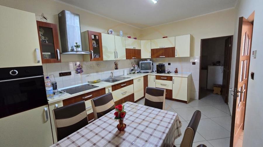 Casă individuală cu 5 camere cu Canalizare în Sud-Est
