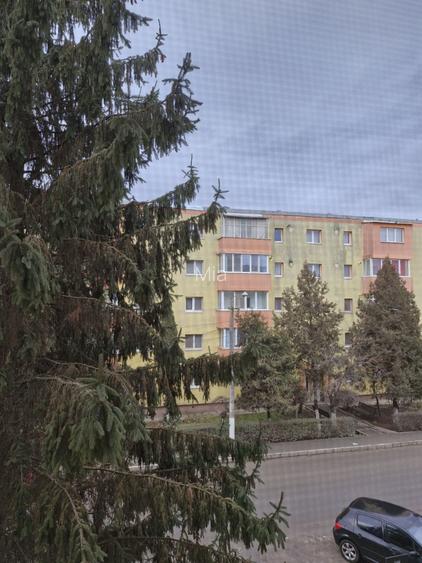 Vand apartament cu trei camere etaj 1 bloc izolat termic balcon inchis beci 60mp