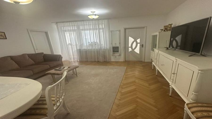 Apartament cu 3 camere semidecomandat în Cișmigiu