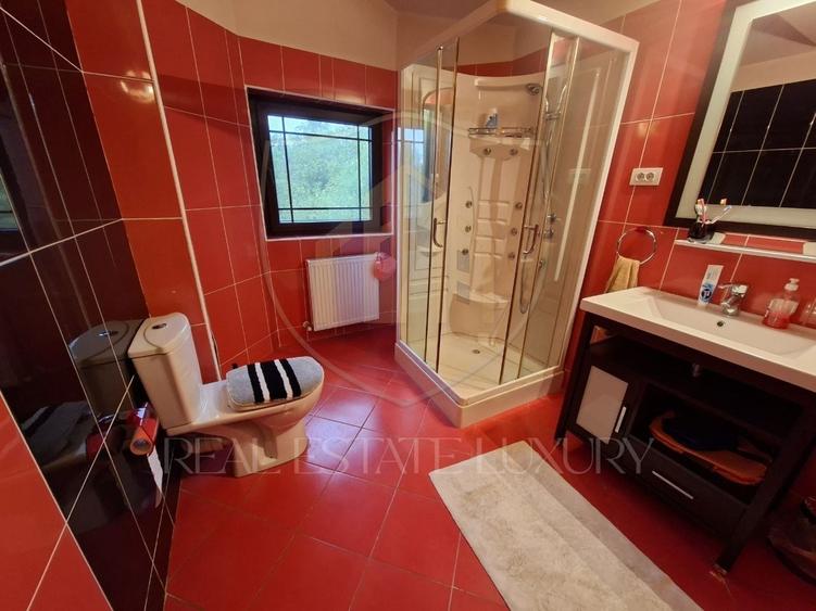 Casă individuală cu 6 camere cu Canalizare în Nord-Vest