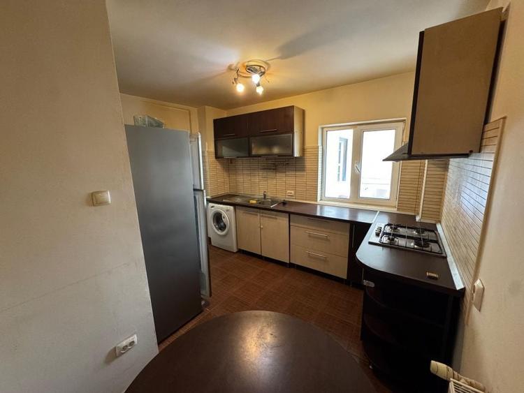 Apartament cu 3 camere semidecomandat, mobilat în Rahova