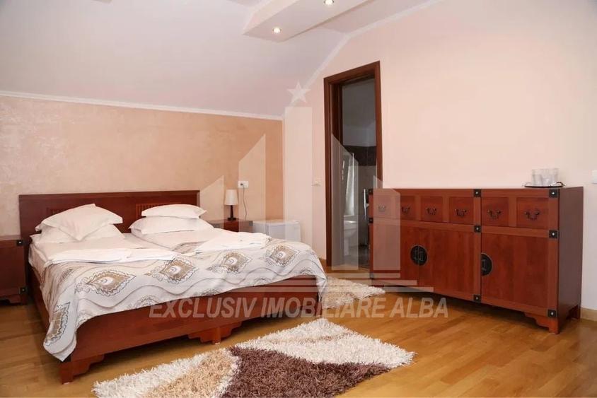 Casă individuală cu 12 camere cu Canalizare în Cetate